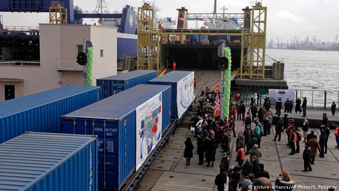 Корупція митників та податківців: від українського прем’єра вимагають дій
