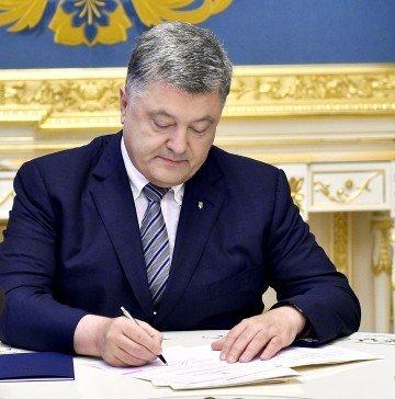 Порошенко підписав закон про криміналізацію незаконного вивезення з України лісу та дров