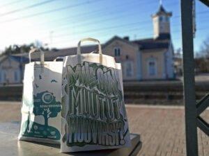 Маленький городок первым объявил себя свободным от пластиковых пакетов и раздал многоразовые сумки, произведенные из древесины, каждому жителю