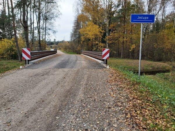 В ГОСУДАРСТВЕННЫХ ЛЕСАХ ЛАТВИИ ПОСТРОЕН ИННОВАЦИОННЫЙ ДЕРЕВЯННО- БЕТОННЫЙ МОСТ