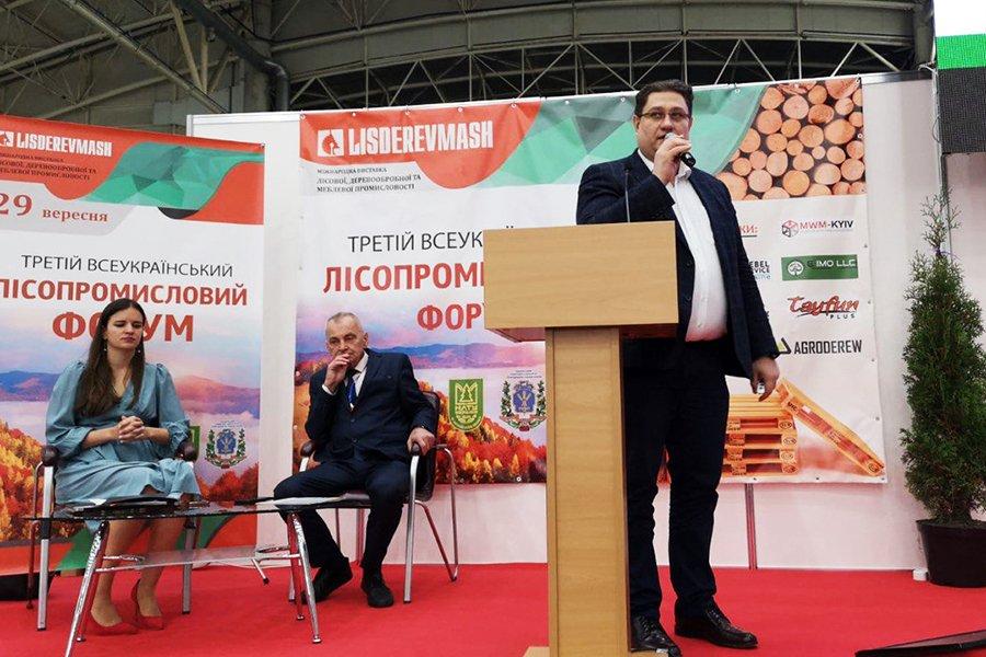 You are currently viewing Заступник генерального директора Костянтин Шевчук представив УЕБ на Всеукраїнському лісопромисловому форумі