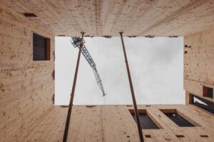 Правительство Великобритании вводит ограничения на использование древесины в наружных стенах зданий средней этажности