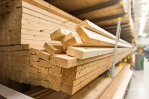 Инфографика: Почему падение цен на пиломатериалы приводит к накоплению запасов древесины