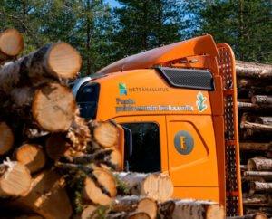 Древесину Metsähallitus теперь перевозят лесовозы, работающие на биогазе